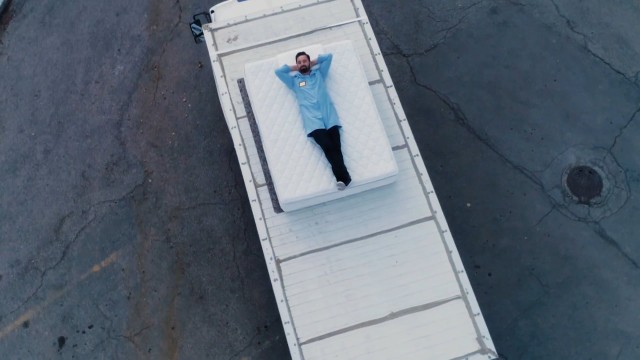 Bedart "Rüya işçileri mutlu uyanmanız için, hergün işini aşkla yaparlar."